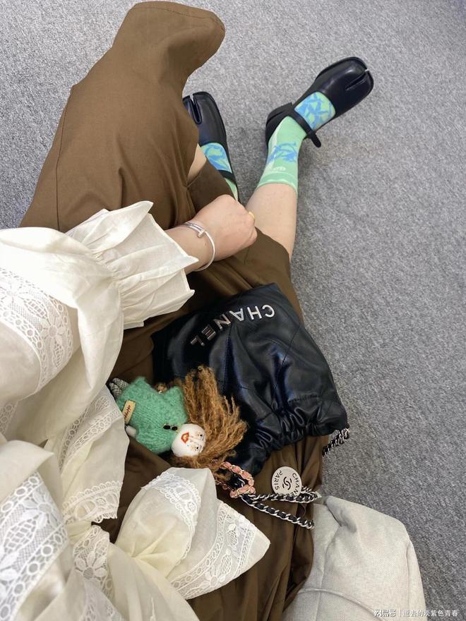 靠男人发家却让所有女人尊重的传奇AG旗舰厅app解码香奈儿：一个(图8)