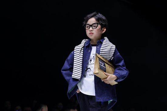 相上海时装周24秋冬新品精彩发布AG旗舰厅登录首页百丽儿童首次亮(图5)