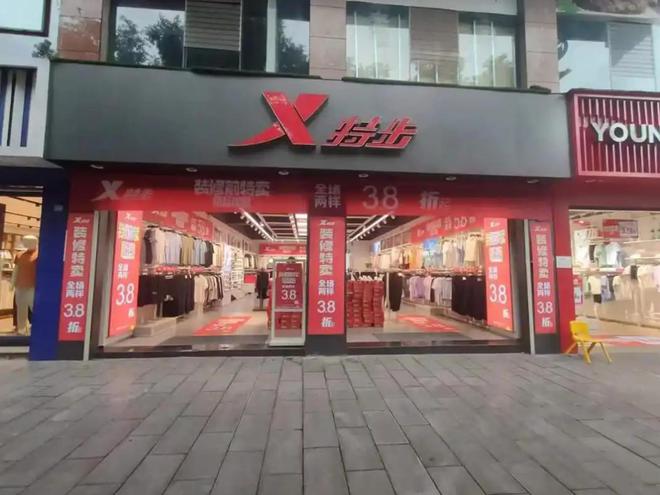 笑柄的4个国产运动鞋看谁还在乱跟风？AG旗舰厅网站曾红极一时如今却沦为(图1)