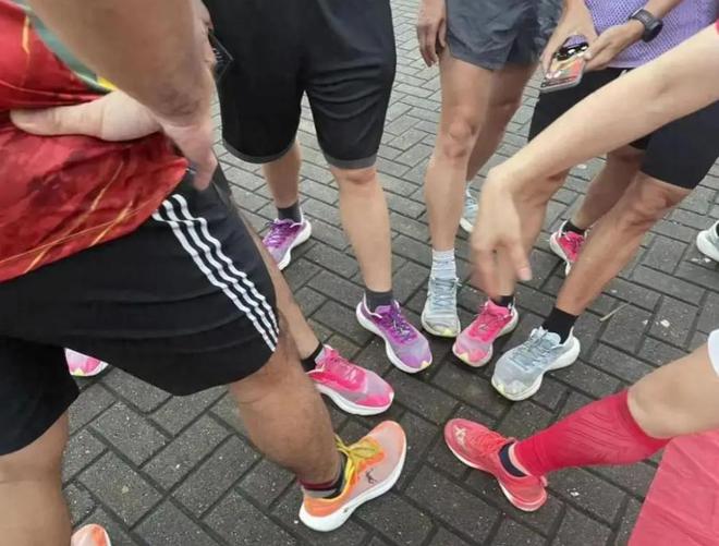 笑柄的4个国产运动鞋看谁还在乱跟风？AG旗舰厅网站曾红极一时如今却沦为(图8)