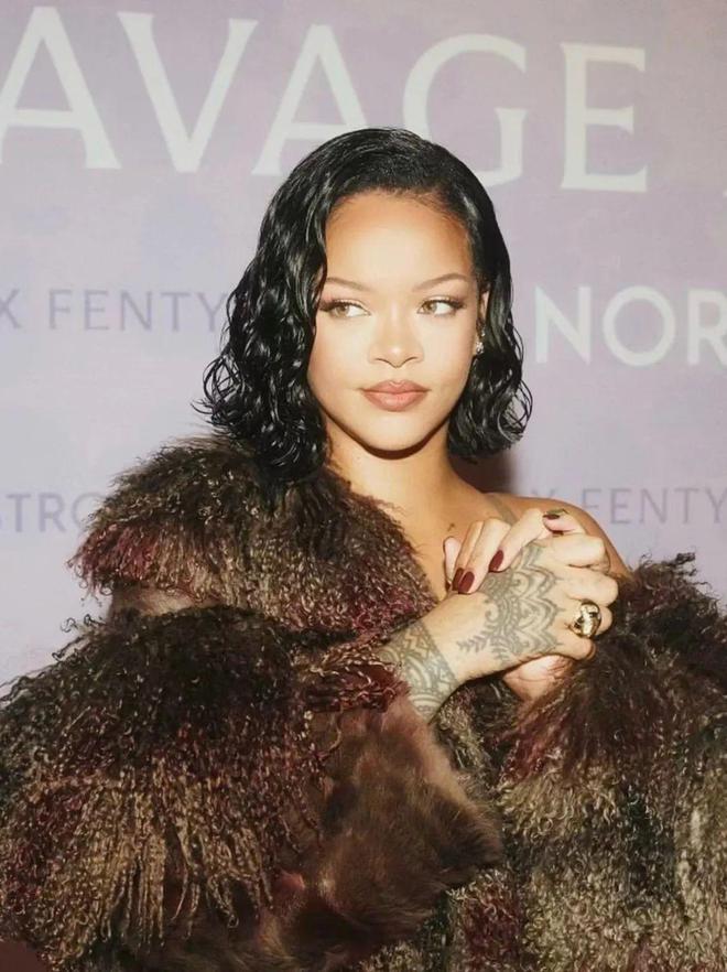 ！Rihanna、NewJeans联名款释出AG旗舰厅网Lisa、王嘉尔加持LV潮鞋出圈(图16)