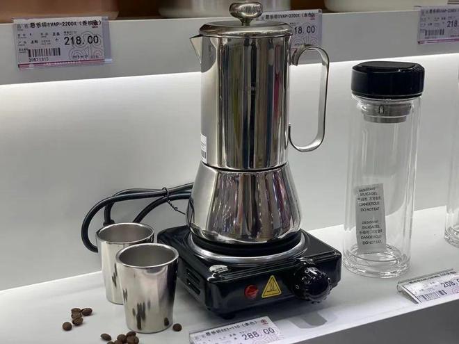 好几百美元的鞋子现在一百多块拿下”外贸好东西卖爆了→AG旗舰厅app不出口美国了上海市民疯狂“捡漏”！“(图2)