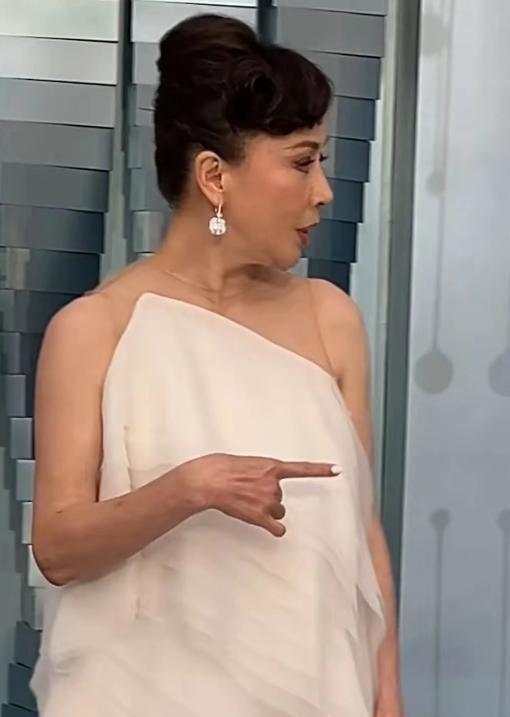 实：刘嘉玲脸垮了舒淇又嫩了胡杏儿赢麻AG旗舰厅ios澳门水舞间镜头好真(图9)