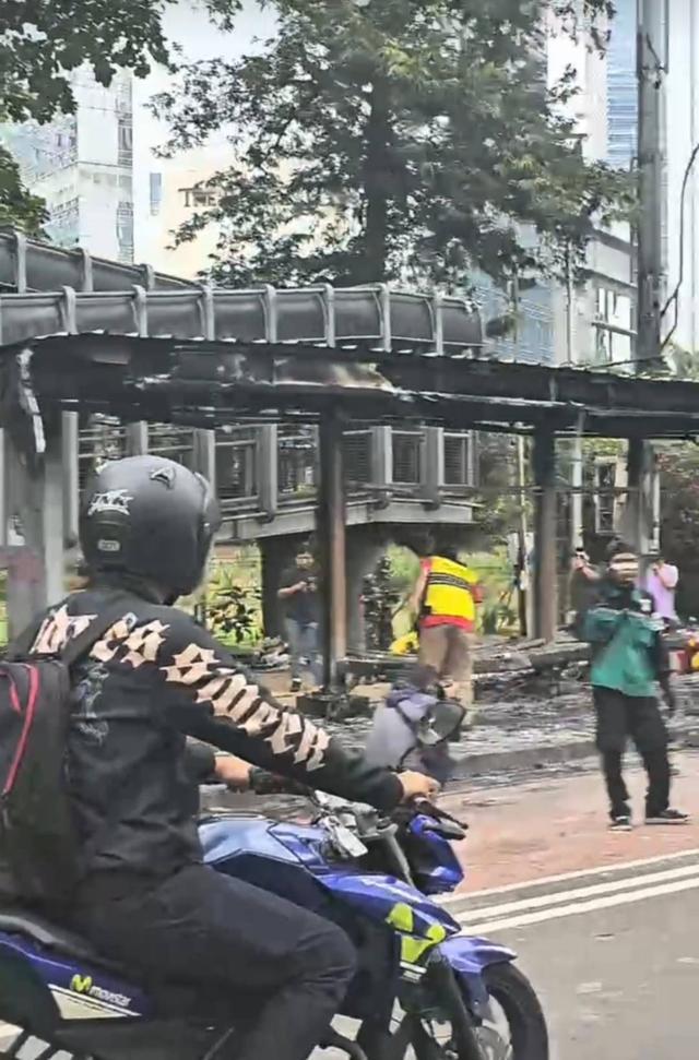 抗议 当地华人：多位政要住宅被洗劫AG旗舰厅ios版印尼爆发大规模(图2)