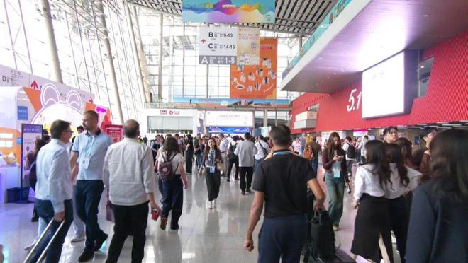 广交会！惠东女鞋2026新品引领新潮流AG旗舰厅ios版30款智能样鞋亮相(图2)