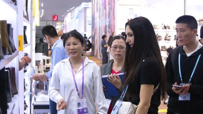广交会！惠东女鞋2026新品引领新潮流AG旗舰厅ios版30款智能样鞋亮相(图3)