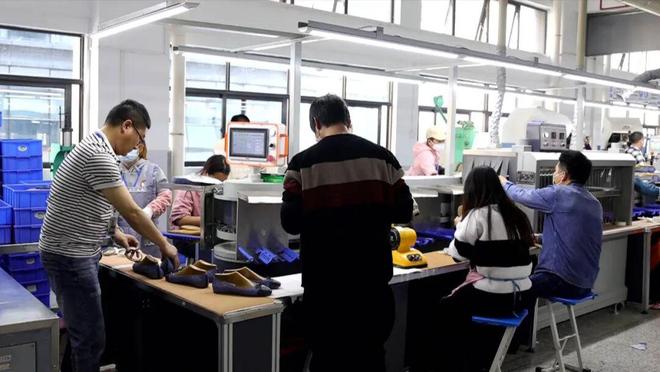 广交会！惠东女鞋2026新品引领新潮流AG旗舰厅ios版30款智能样鞋亮相(图1)